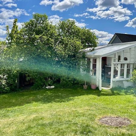 Charmigt Sekelskifteshus Med Naerhet Till Det Mesta Eskilstuna Buitenkant foto